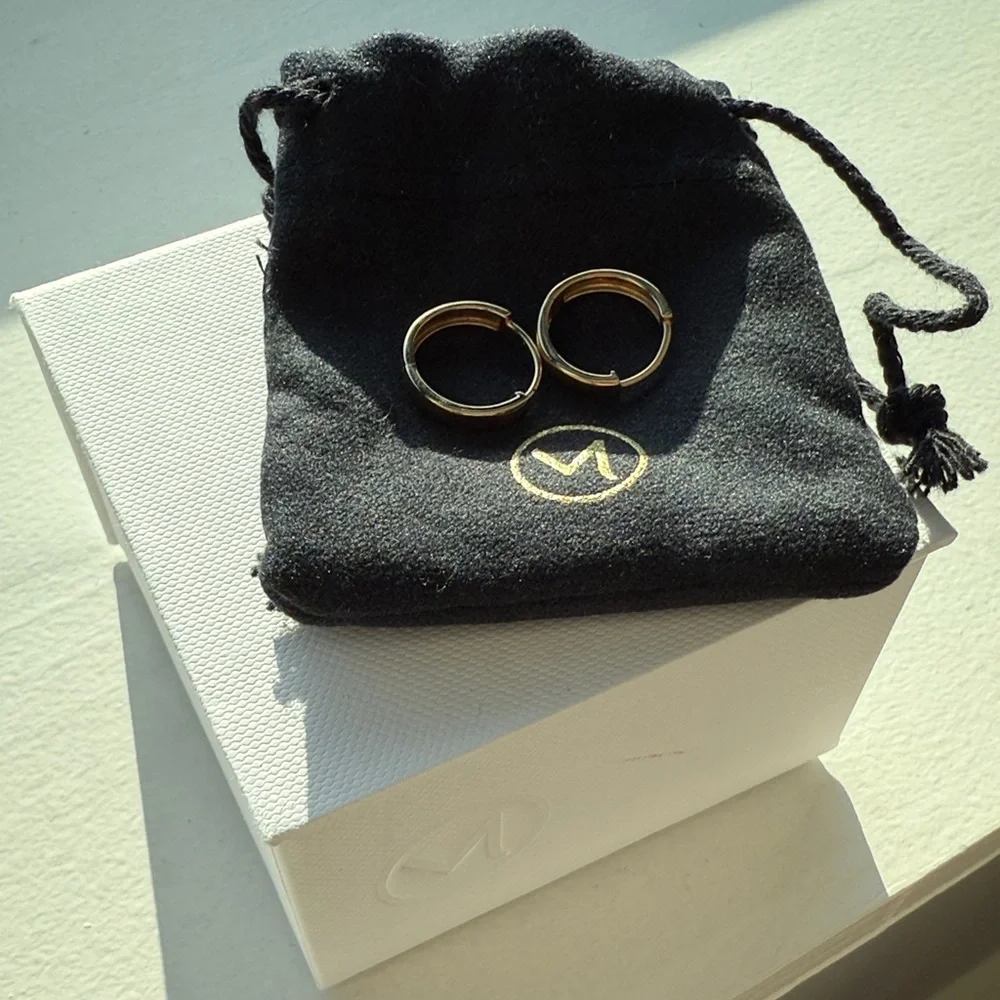 Mejuri Bold Small Hoops - Picture 4 of 4